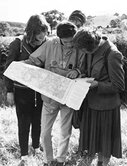 Drucke von Welche Richtung? Wandern beforscht ein Wanderer einen Karten auf den Clent-Hügeln in der Grafschaft Worcester im Vereinigten Königreich Großbritannien. Datum: frühes Jahr 1960 Worcestershire Drucke: Ramblen, 1960er Jahre