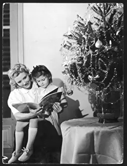 Childhood Christmas Memories Drucke: Reading under C mas Tree