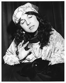 Fortune Telling Woman Drucke: READING A CRYSTAL BALL