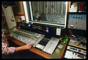 Drucke von Ein Sound-Techniker findet das Gleichgewicht am John-Wood-Studios in London John Wood Drucke: Aufnahmestudio 1980