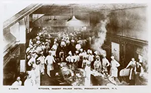 Drucke von Das Regent Palace Hotel Kitchens, Piccadilly, London - Die Brigade im Aktion. Das Hotel wurde 1915 eröffnet und schloss sich bis 2006 an Küche Drucke: Küchen des Regent Palace Hotels in London