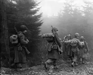 Drucke von Amerikanische Soldaten voranschreiten durch den Wald von Ardennen auf ihrem Weg zur Befreiung der belagerten Stadt Bastogne Schlacht In Den Ardennen Drucke: Befreiung von Bastiong