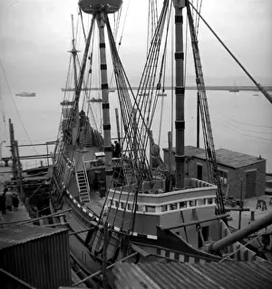 Drucke von Replika von der Mayflower (Mayflower II) im Hafen von Brixham, Devon. Die Schiffe wurden auf dem Upham's Yard gebaut und segelten nach Neuplymouth im Juni 1957. Datum: 1956 Brixham Drucke: Nachbildung der Mayflower im Hafen von Brixham, Devon