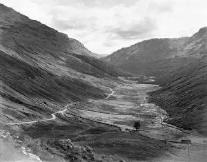 Drucke von Ein Blick auf die berühmte Straße und Pass 'Rest und danke', zwischen Glasgow und Oban, Schottland. Herr von Acrum übernachtete hier mit seinen Truppen, als er diese Straße im Jahr 1747 gebaut hat Glasgow Drucke: Ruhe und dankbarer Weg zu Gottes Gnade