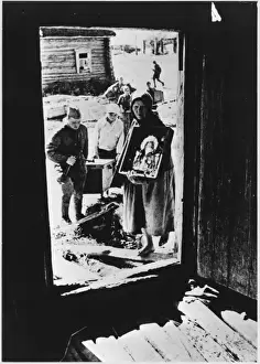 Soviet Union Historical Images Drucke: Return to Ruined Home