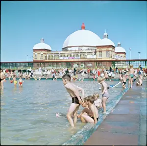 Drucke von Kinder genießen sich im Lido neben dem Hafen von Rhyl, Flintshire, Nordwales Flintshire Drucke: Rhyll-Lido