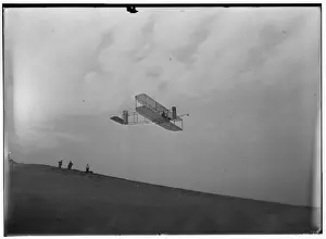 Early Flight Aircraft Drucke: Right front view of glider in flight