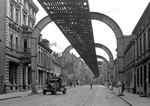 Cobblestone Road Drucke: Road with overhead structure