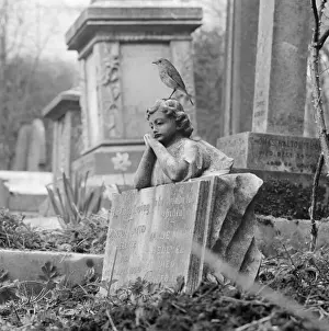 Bildhauerei Drucke: Ein Rohrbin auf der Skulptur eines Kindes, das sich an einem offenen Buch lehnt