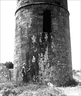 Cloche Hat Fashion Drucke: Round tower in Devon countryside