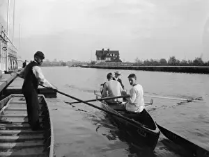 Ruderer auf einem Eilbote im Fluss