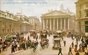 Drucke von Die hektische Kreuzung am Royal Exchange im Stadtzentrum von London mit Kutschen, Motorbus und sowohl Pferdewagen als auch Motorkarren; die Bank of England befindet sich links Stadt London Drucke: Königliche Börse / Briefmarke
