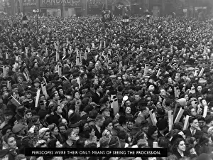 Royal Wedding 1947 Drucke: Royal Wedding 1947 - Using periscopes