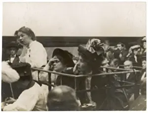 Drucke von Christabel Pankhurst, Frau Pankhurst und Flora Drummond im Bow Street Magistrates Court während des Rush-Prozesses London Drucke: Schnellverfahren / 1908