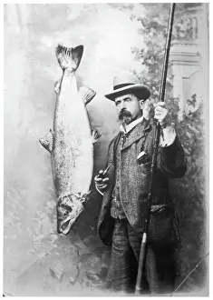 Drucke von Was für ein Riese! Ein wahrer Gentleman aus der Viktorianischen Ära steht stolz neben dem Lachs, den er gefangen hat Lachs Drucke: Fischfang von Lachs