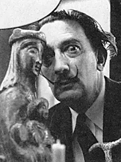 Drucke von Der surrealistische Künstler Salvador Dali (1904-1989) wurde während einer Besuch in London im Jahr 1959 mit einem Statuettentrum der Madonna und des Kindes fotografiert Salvador Dali Drucke: Salvador Dalí