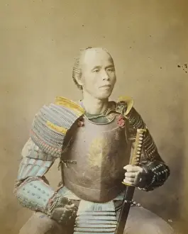 Drucke von Samurai-Krieger, halbfiguriger Studioporträt, vorn gegenüberstehend, in Rüstung und mit Schwert haltend. Datum ca. 1877 Japanische Samurai-Rüstung Drucke: Samurai-Krieger, halblängsches Studioporträt, vorn.