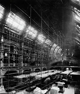 Natural History Museum Interior Drucke: Scaffolding in Central Hall, 1925