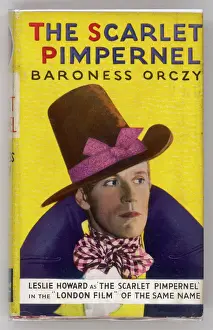 Drucke von Der rote Knopf Die größte von den besten Verkaufsschritten ist eine der bekanntesten Bücher. Der Titelbild zeigt Leslie Howard im besten Filmstil aus dem Jahr 1935 Film und Filmplakate: Der rote Pilzpelz