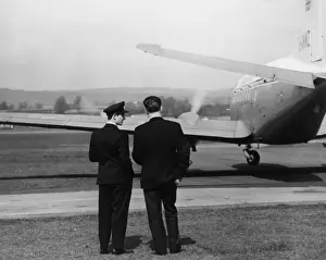 Szene am Flughafen von Exeter mit zwei Männern und einem Flugzeug