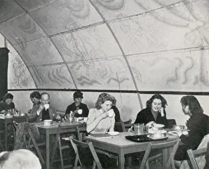 Szene in einem britischen Restaurant, eines von mehreren Gemeinschaftsrestaurants während