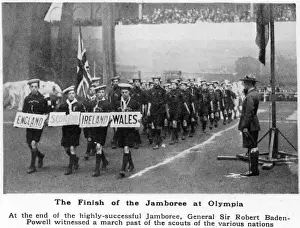 Drucke von Scoutinnen aus den britischen Inseln vorbeimarschieren dem Chef des Scouts General Sir Robert Baden-Powell zu Beginn einer Parade mit Scoutern von vielen Nationen die an der ersten Weltjamboree Veranstaltung Drucke: Scout-Jüngstagsfest 1920