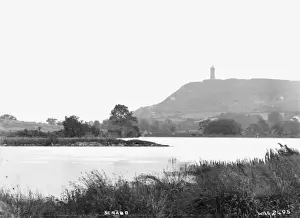 Drucke von Scrabo - ein Blick auf den Turm mit Wasser vorne. (Standort: Nordirland, Grafschaft Down, Newtownards). Datum: ungefähr Anfang des Jahrhunderts Newtownards Drucke: Scrabo