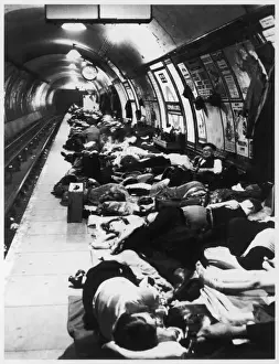 Elephant And Castle History Drucke: Sheltering on Platform