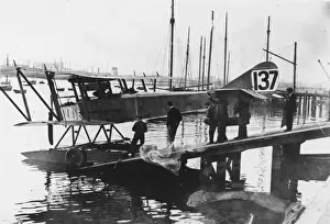 Aeroplane Transport Vehicles Drucke: Short Type 135 being launched
