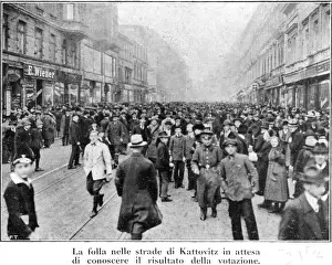 Drucke von In Schlesien mit einer gemischten Bevölkerung aus Deutsch und Polen erwarten die Bewohner von Kattowitz/Katowice die Ergebnisse des Volksabstimmungs, das den Bereich teilen wird Polen Drucke: Silesien-Abstimmung