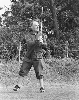 Sir Douglas Bader spielt Golf