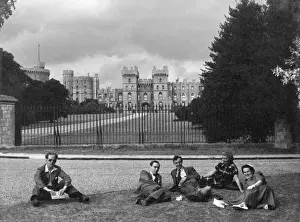 Drucke von Sitzen auf dem Gras vor der letzten Abschnitt (und Toren) des Langen Weges im Windsor-Kastell in Berkshire, England. Datum: frühes Jahrzehnt nach 1950 Verwandte Bilder Drucke: Sitzen auf dem Gras - Langen Spaziergang - Windsor-Kastell, Berkschire