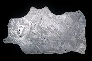 Drucke von Eisenmeteoriten zeigen bei Schnitt und Säurebehandlung typischerweise ein charakteristisches Kreuzmuster namens Widmannstein-Muster. Diese Scheibe ist 15 cm breit Abstrakte Kunst Drucke: Stück von dem Kanion-Diablo-Meteoriten
