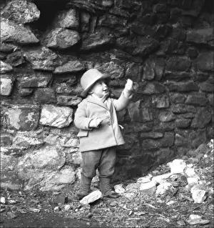 Ralph Ponsonby Watts Photographer Drucke: Small boy in front of a wall