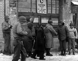 Drucke von Amerikanische Soldaten und lokale Bewohner auf einer Straße im belgischem Städtchen Bastogne in den Ardennen Schlacht In Den Ardennen Drucke: amerikanische Soldaten in Bastogne