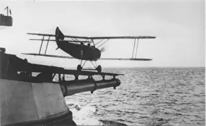 Great War Aeroplanes Drucke: Sopwith 1. 5 Strutter taking off from ship