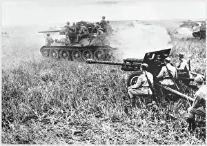 Drucke von Ein sowjetisches Panzer T-34 vorbeigleitend einem 7,62-mm Feldkanonen Historische Ereignisse Drucke: Sowjetisches Panzer- und Maschinengewehrfahrzeug