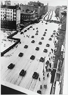 Drucke von Panzer verlassen Moskau nach einem Umzugsmarsch und fahren direkt in die Frontlinie. Dies ist eine Sicht von der Gorzkistrasse Historische Ereignisse Drucke: Rudessankopfparade der Sowjetunion