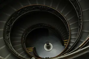 Drucke von Giuseppe Momo (1875-1940) ist italienischer Künstler, spiralige Treppe, 1932, Vatikanische Museen in der Stadt des Heiligen Stuhls Zeitgenössische Kunst Drucke: Rundstufen von Giuseppe Momo (1875-1940)