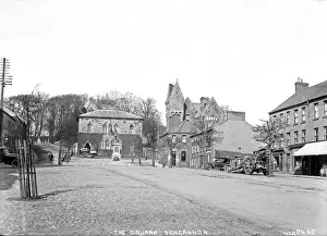 Drucke von Die Platz, Dungannon - ein Blick auf den Platz mit Gebäuden und Motorfahrzeugen und Pferdewagen. (Standort: Nordirland; Grafschaft Tyrone; Dungannon). Datum: umfangreiche Anfänge des 20. Jahrhunderts Tyrone Drucke: Die Plätze in Dungannon