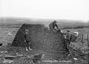 Early 1900s Irish Photography Drucke: Stacking Turf in Donegal