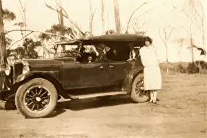 Historical Motoring Scene Drucke: Standing alongside large saloon