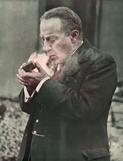 Drucke von Stanley Baldwin, 1. Herzog von Bewdle (1867-1947), konservativer Politiker und Premierminister Datum: 1929 Stanley Baldwin Drucke: Stanley Baldwin raucht seinen Pfeil auf