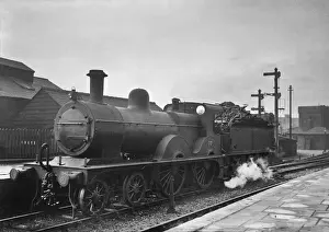 Historical Steam Engine Drucke: Steam engine in a station