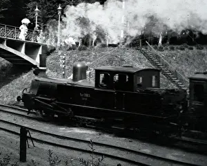 Edwardian Era Transport Drucke: Steam train approaching a bridge
