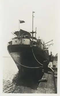 Vintage Steam Ship Drucke: Steamship moored in a dock