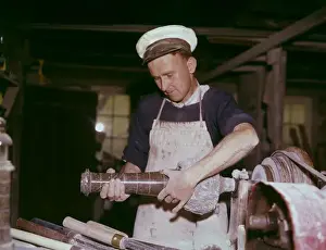Traditional Craftsman Tools Drucke: Stonemason working with granite in a workshop