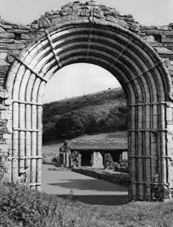Drucke von Die Reste des beeindruckenden Westportals der Abtei von Strata Florida im Kardinaschire in Wales wurden 1091 vom Zisterzienserorden gegründet, Datum: Gegründet 1091 Cardiganshire Drucke: Abbaye von Strata Florida