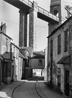 Brunel Drucke: Straßenbild mit der KöniginAlbertbrücke in Saltash im Vereinigten Königreich Großbritannien