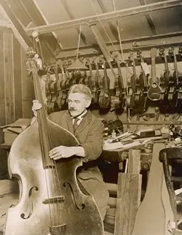 Stringed Instrument Maker Drucke: Stringed instrument maker in his workshop